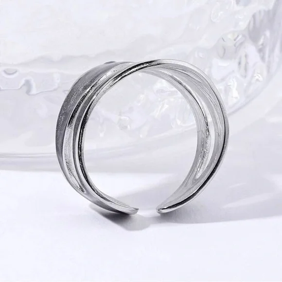 Silver and Black Wave Ring - Picture 4 of 4